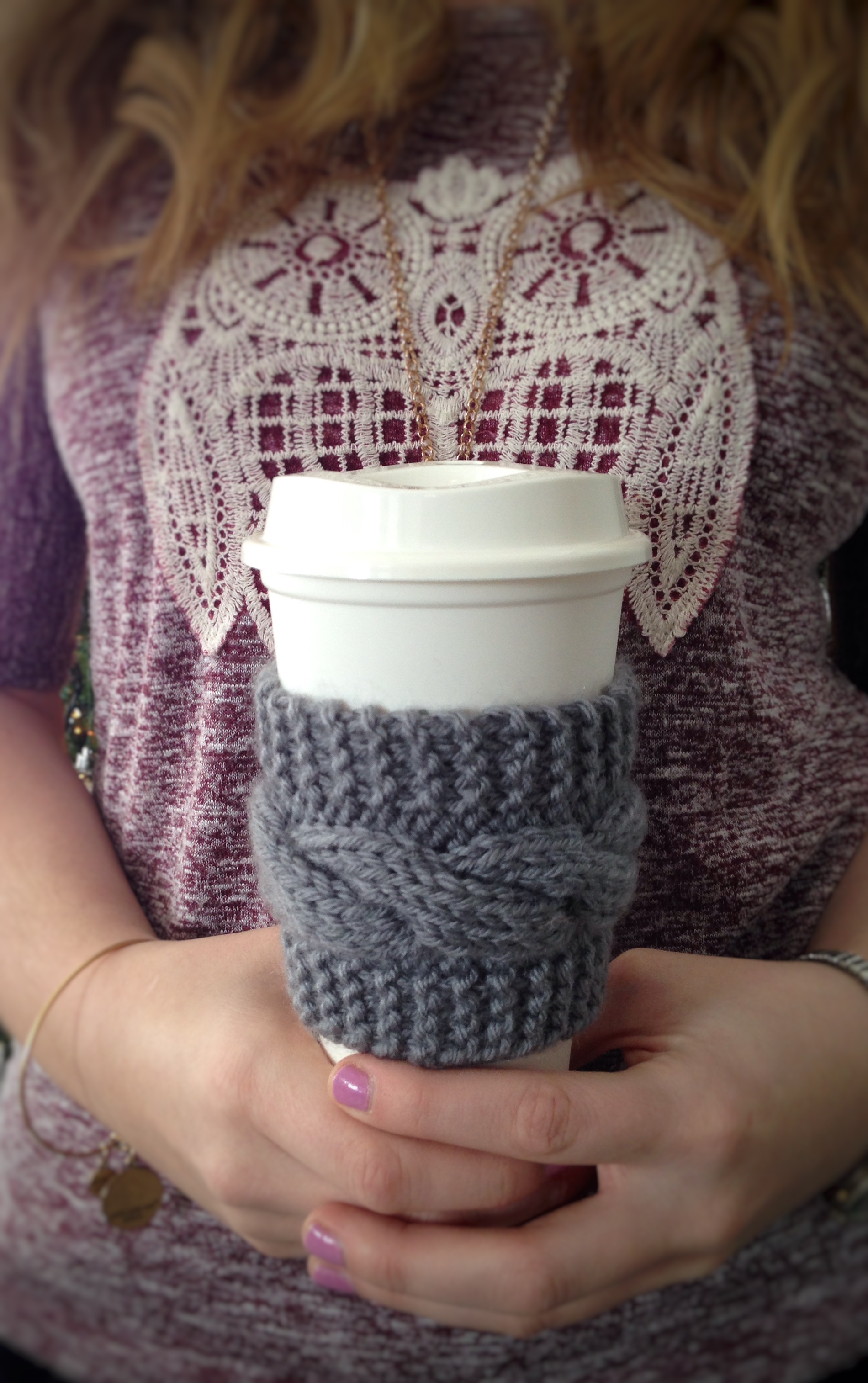 Cup Cozy Pattern | Coffee Cup Cozy Pattern | Knit Cup Cozy Pattern | Coffee Cozy Pattern | Cup Cozy | Coffee Cup Cozy | Knitted Coffee Cup Cozy | Looking for an easy cup cozy pattern for free to download? This free cup cozy makes a great gift idea, too, and I was able to knit it in no time! #coffee #coffeeaddict #cup #ideas #crafts #knitting