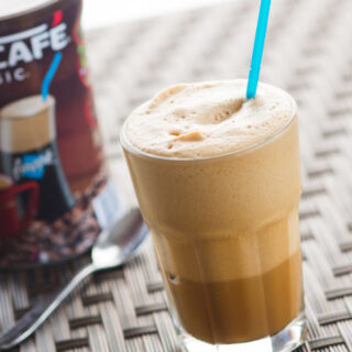 DIY Yarn Wreath With Felt Roses