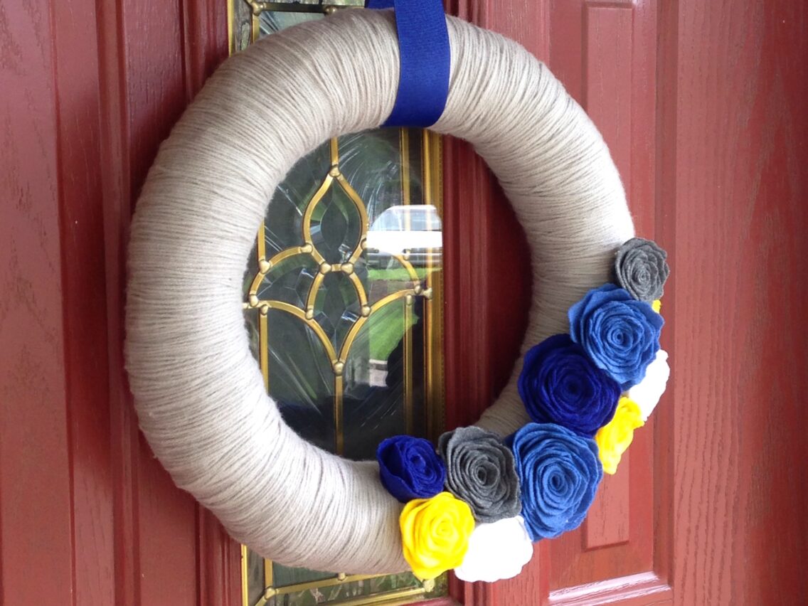 DIY Yarn Wreath With Felt Roses