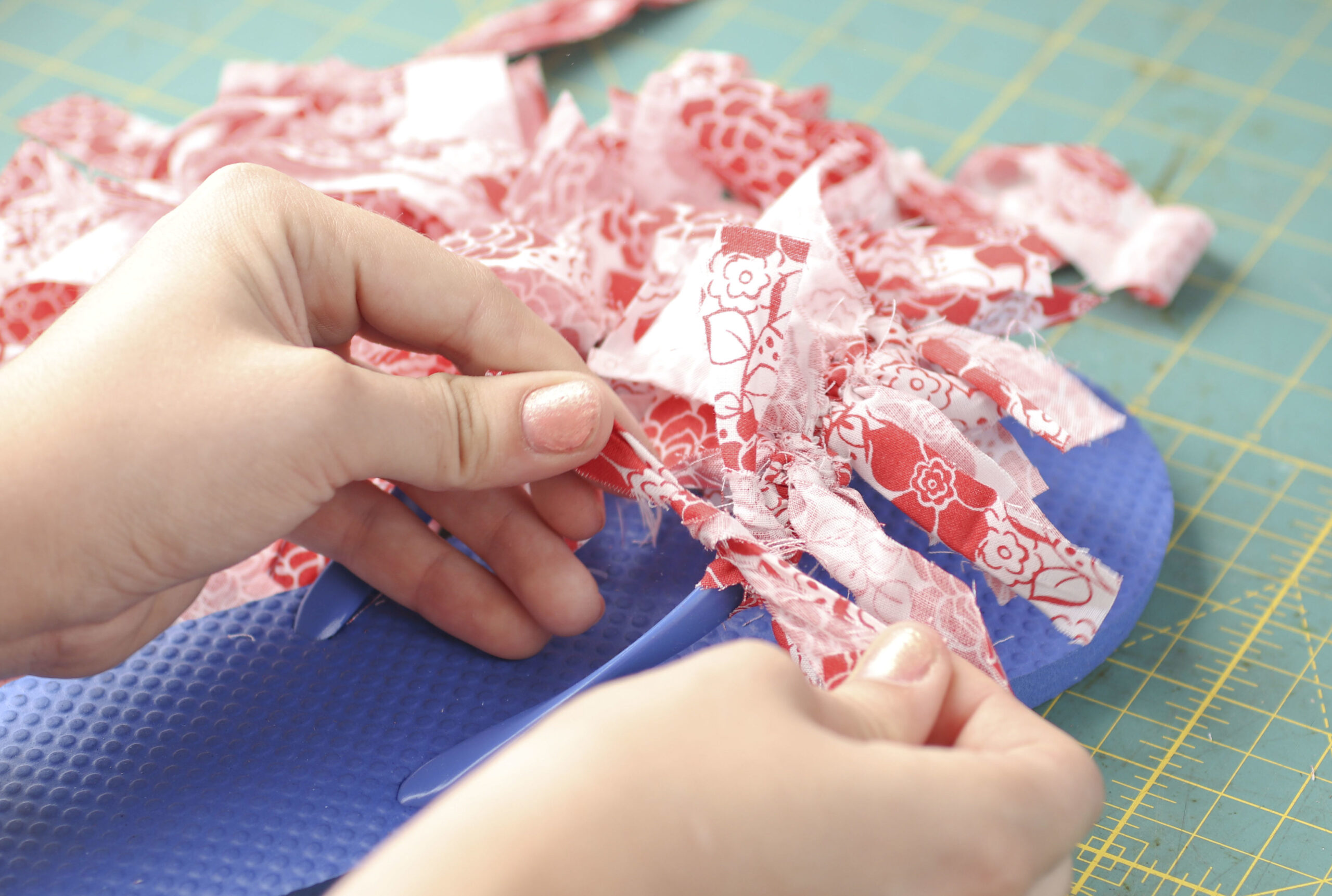 DIY Flip Flops | Flip Flop Makeover | Flip Flop | Pretty Flip Flops | DIY Flip Flop Fabric | DIY Flip Flop for Kids | Find out how to make these cute Fourth of July flip flops for kids at SixCleverSisters.com !