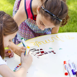 DIY Yarn Wreath With Felt Roses