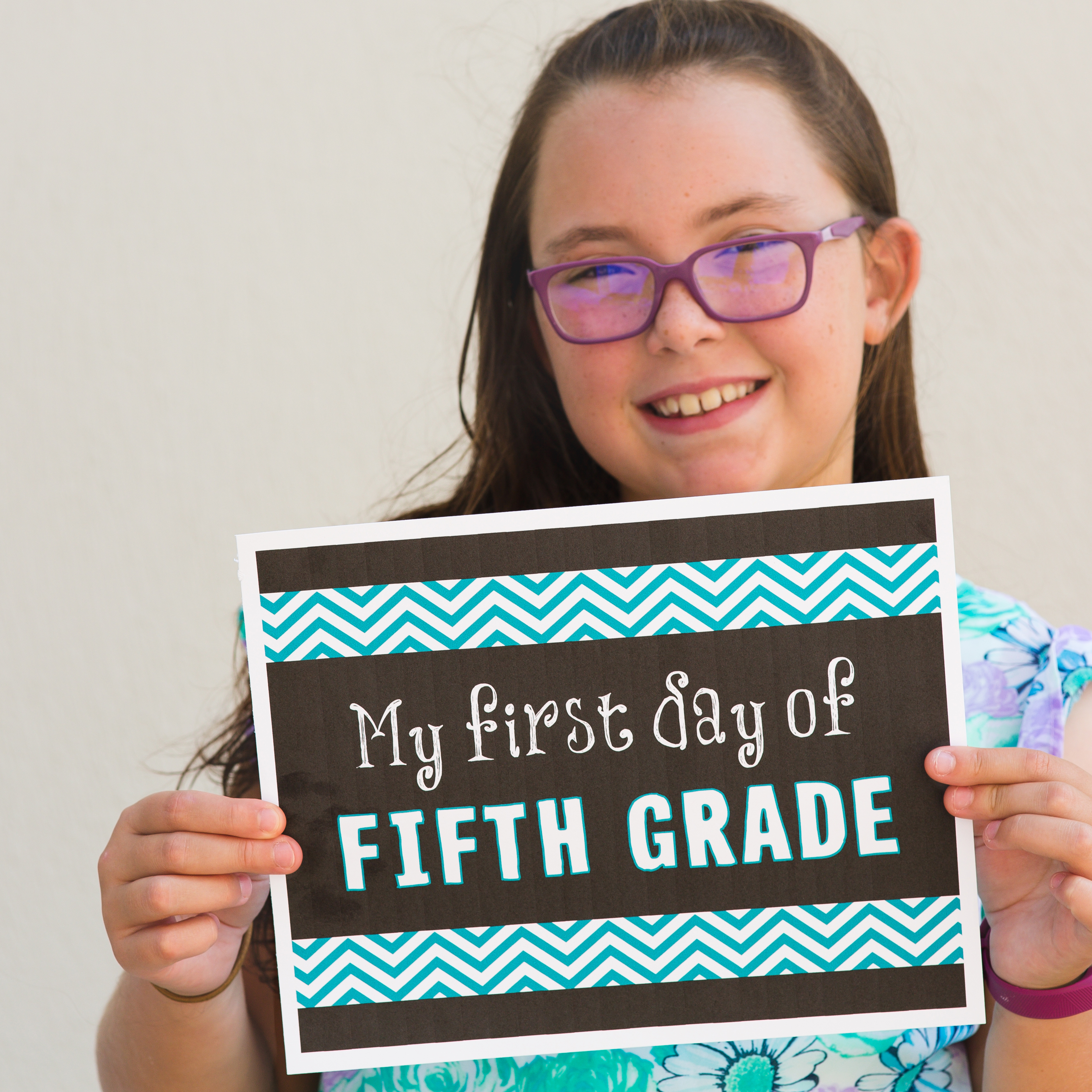 Back to School Signs | Back to School Signs free printable | Back to School Signs free | First day of school signs | first day of school signs free | first day of school signs free printable | first day of school signs printable | Download and print these #firstdayofschool signs on the #sixcleversisters blog!