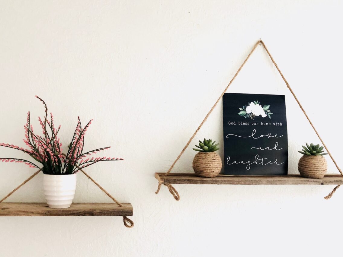 Easy DIY Pallet Shelves