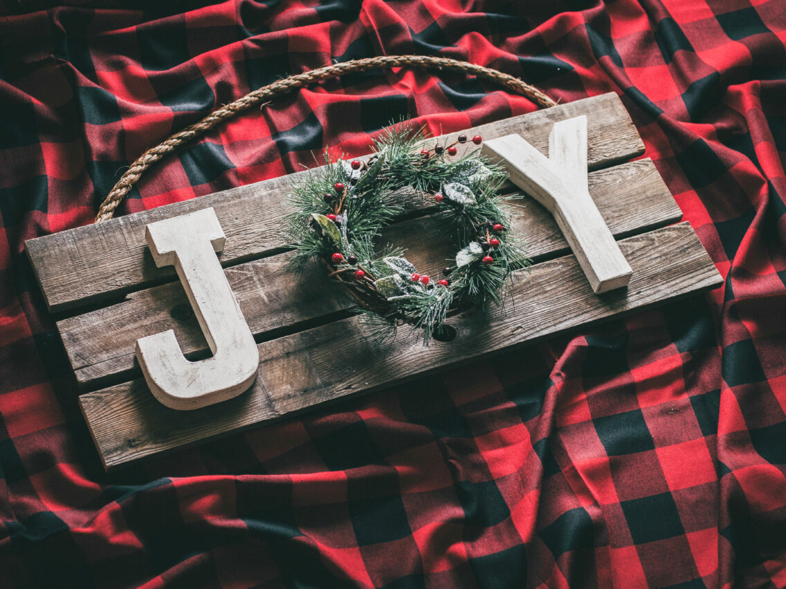 DIY Rustic Christmas Joy Sign Using Pallet Wood
