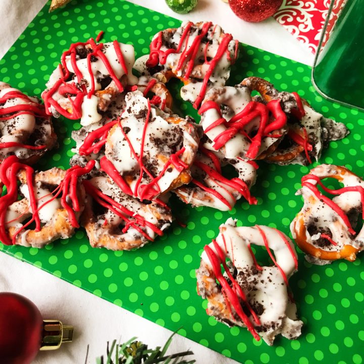 Cookies & Cream Pretzels | Cookies n' Cream | DIY Gift | Christmas 2018 | Christmas Candy | Christmas Chocolate | Chocolate Bark | Christmas | Chocolate Covered Pretzels | Chocolate Pretzel Rods | Chocolate Pretzels | Chocolate Pretzel Bark | DIY Christmas Gifts | Candy Recipe | Holiday Snack | Find this simple recipe at Six Clever Sisters!