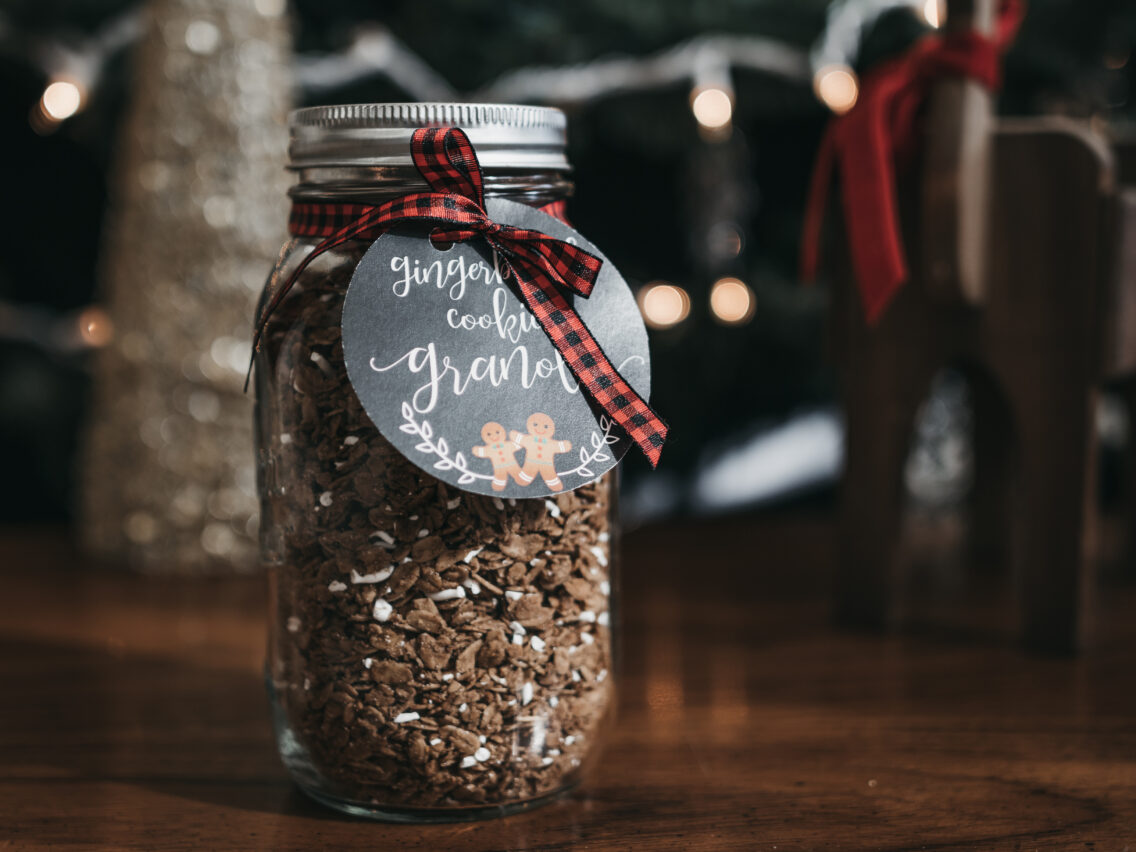 Gingerbread Cookie Granola with Free Printable Gift Tags