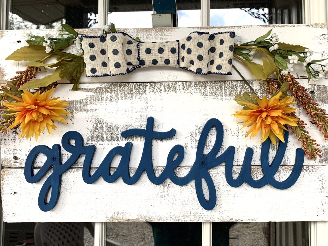 DIY Fall Pallet Wooden Sign – “Grateful” – Easy Pallet Project