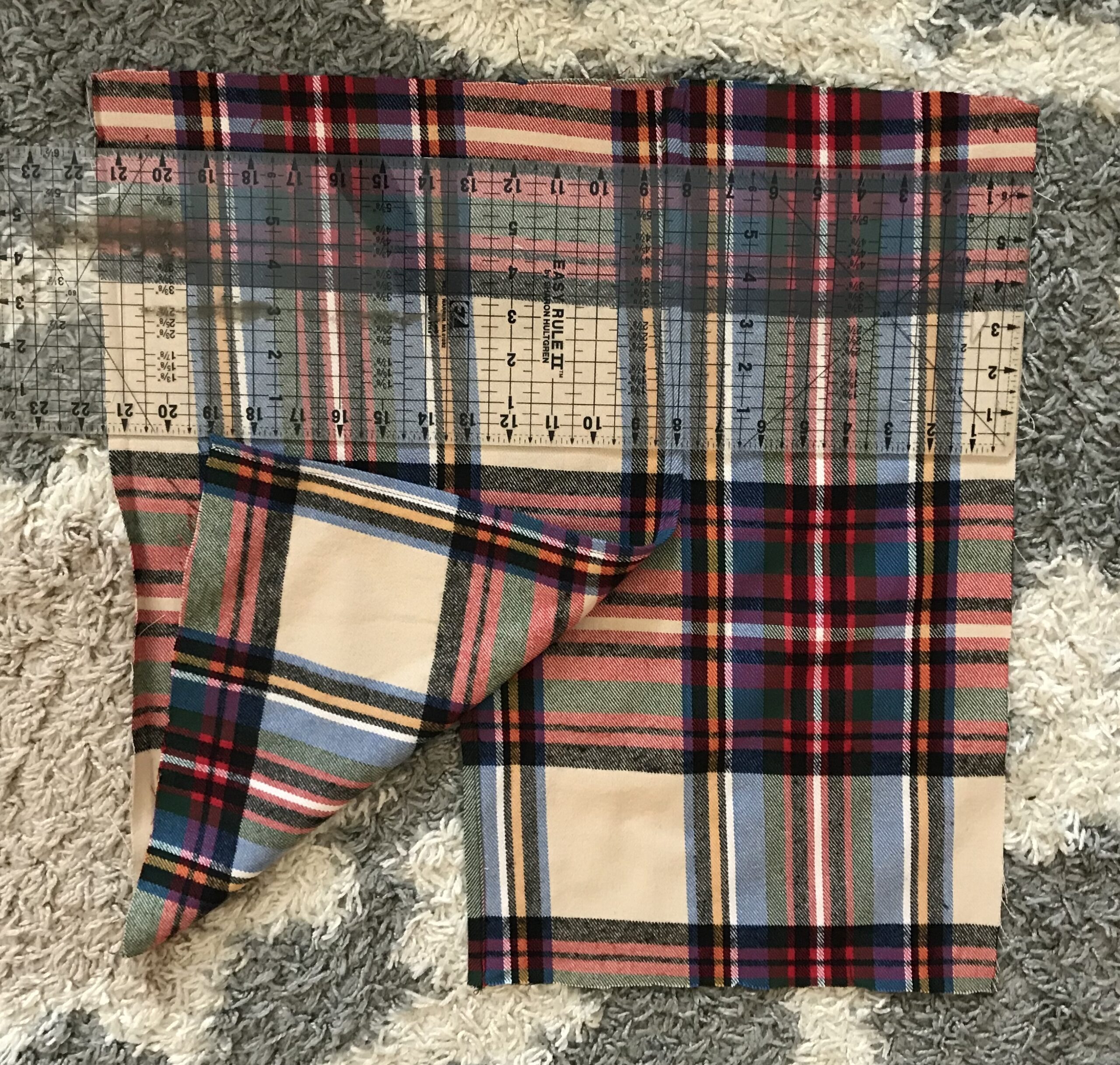 Simple Frayed Edge Pillows | Fall Decor | Home Decor | Throw Pillows | DIY Pillows | Living Room | Fall | Christmas | Christmas Decor | Flannel | Flannel Pillows | Homespun | Frayed Edge | Easy Sewing | Plaid Pillow