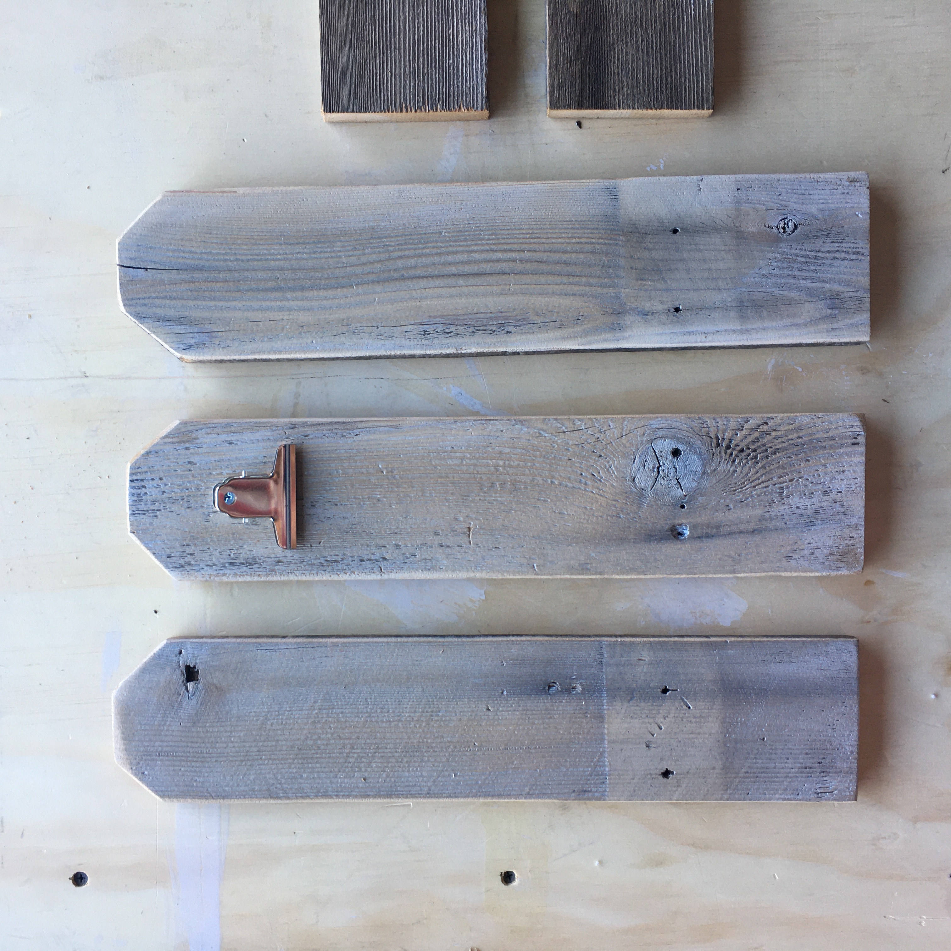 Wood Frame | Pallet Wood Frame | Reclaimed Wood Frame | DIY Wood Frame | DIY Pallet Wood Project | Use old wood to make this adorable frame! Find the tutorial at SixCleverSisters.com