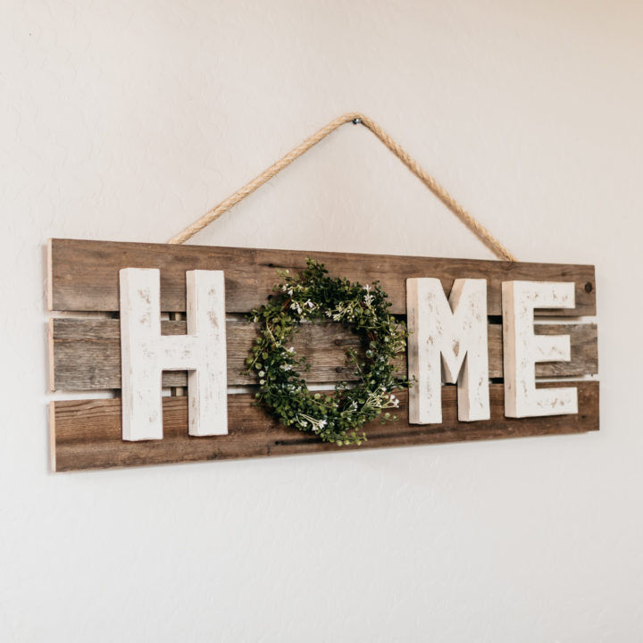 DIY Crafts | DIY Craft Ideas | DIY Craft Projects | Farmhouse DIY Decor | Farmhouse DIY Projects | Farmhouse DIY Signs | Farmhouse DIY Ideas | Farmhouse DIY Crafts | Home Signs DIY | Home Sign Decor | Home Sign Ideas | Looking for an easy diy home sign to make? This farmhouse style wood sign is super simple to make and great to gift! #diy #craft #crafts #farmhouse #decor #homedecor #diyideas #pallet
