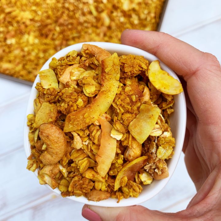 Turmeric granola | Granola Recipe | Turmeric Benefits | Turmeric Recipes | Turmeric Health Benefits | Granola | Granola | Breakfast Ideas | Breakfast Ideas Healthy | Breakfast Recipes | Easy Recipe | Trail Mix | On the Go | Coconut Recipe | Cashews | Ginger | Cinnamon | Six Clever Sister