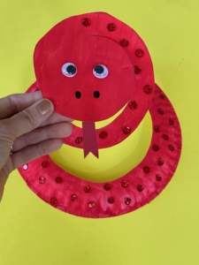 Paper Plate Crafts | Paper Plate Crafts for Kids | Paper Plate Crafts Animals | Paper Plate Craft Activity | Paper Plate Snake Craft | Snake Craft with Paper Plate | Paper Plate Snakes | Looking for a cool craft to make with kids? These paper plate snakes are super fun for those animal lovin' kids! With just some paint or markers and a paper plate, you, too, can enjoy making this fun project! #craft #kidsactivities #activitiesforkids #kids #snake