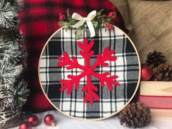 I love all things plaid this time of year - last year I changed up our Christmas decor and added a lot of black and white plaid with touches of red and pine :-) I love how everything turned out!⁣
This 𝐅𝐚𝐫𝐦𝐡𝐨𝐮𝐬𝐞 𝐂𝐡𝐫𝐢𝐬𝐭𝐦𝐚𝐬 𝐒𝐧𝐨𝐰𝐟𝐥𝐚𝐤𝐞 𝐇𝐨𝐨𝐩 is an easy DIY for you to make to add to your holiday decor. Or, make it as a gift for that someone that appreciates the gesture of a homemade gift!⁣
I have the tutorial and 𝐟𝐫𝐞𝐞 snowflake pattern on our site at 𝗦𝗶𝘅𝗖𝗹𝗲𝘃𝗲𝗿𝗦𝗶𝘀𝘁𝗲𝗿𝘀.𝗰𝗼𝗺.⁣
(I also made a mini version of this hoop decor - and made them into cute ornaments for my tree!)⁣
⁣
⁣
#sixcleversisters #christmas #diy #decor #homedecor #christmasornaments #decoration #creative #christmasdecor #merrychristmas #buffaloplaid #balckandwhite #plaid #christmasparty #instadecor #homedecoration #decorating #holiday #giftidea #christmasgift #giftexchange #giftideas #gift #imadethis #presents #christmastree