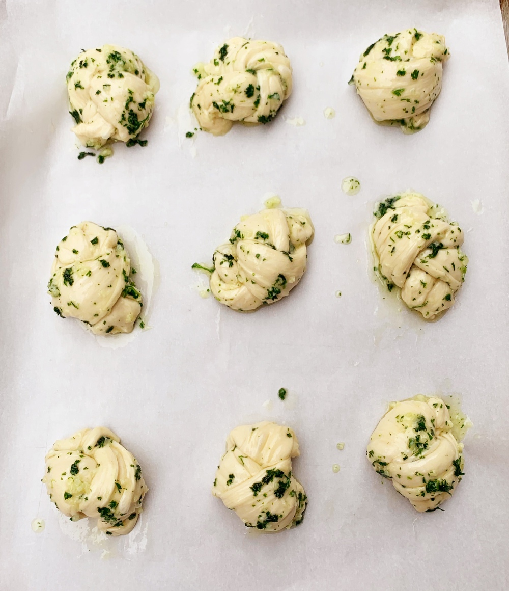 Easy Garlic Knots | Garlic Bread | Rolls | Garlic | Italian | Bread Dough | Homemade bread | Easy Rolls | Quick Garlic Bread | Pasta | Family Dinner | Easy Meal | Easy Dinner | Roll Recipe | Garlic Knot Recipe | Rhodes | Parsley | Spaghetti | Lasagna | Six Clever Sisters