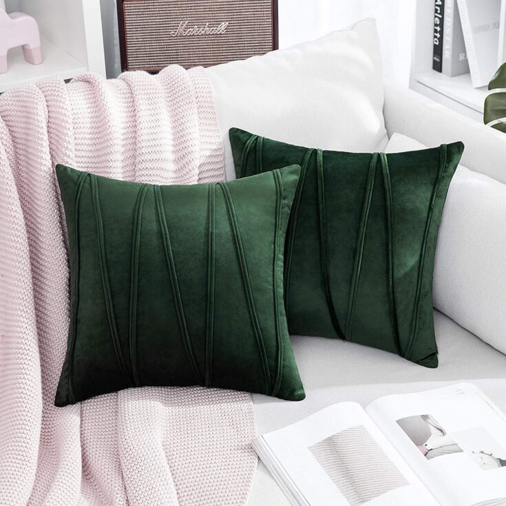Christmas Pillow Covers | Christmas Pillow Covers 18 x 18 | Amazon Christmas Pillow Covers | Christmas Pillow Covers Amazon | Christmas Pillow Covers Living Rooms | Christmas Home Decor | Christmas Home Decor Ideas | Christmas Home Decor Living Room | Did you know adding a Christmas pillow cover to a pillow you already have is an easy way to add some Christmas decor to your home? Add some cute Christmas decor for cheap with these adorable pillows! #christmas #holiday #home #homedecor #christmas2022 #christmasdecor