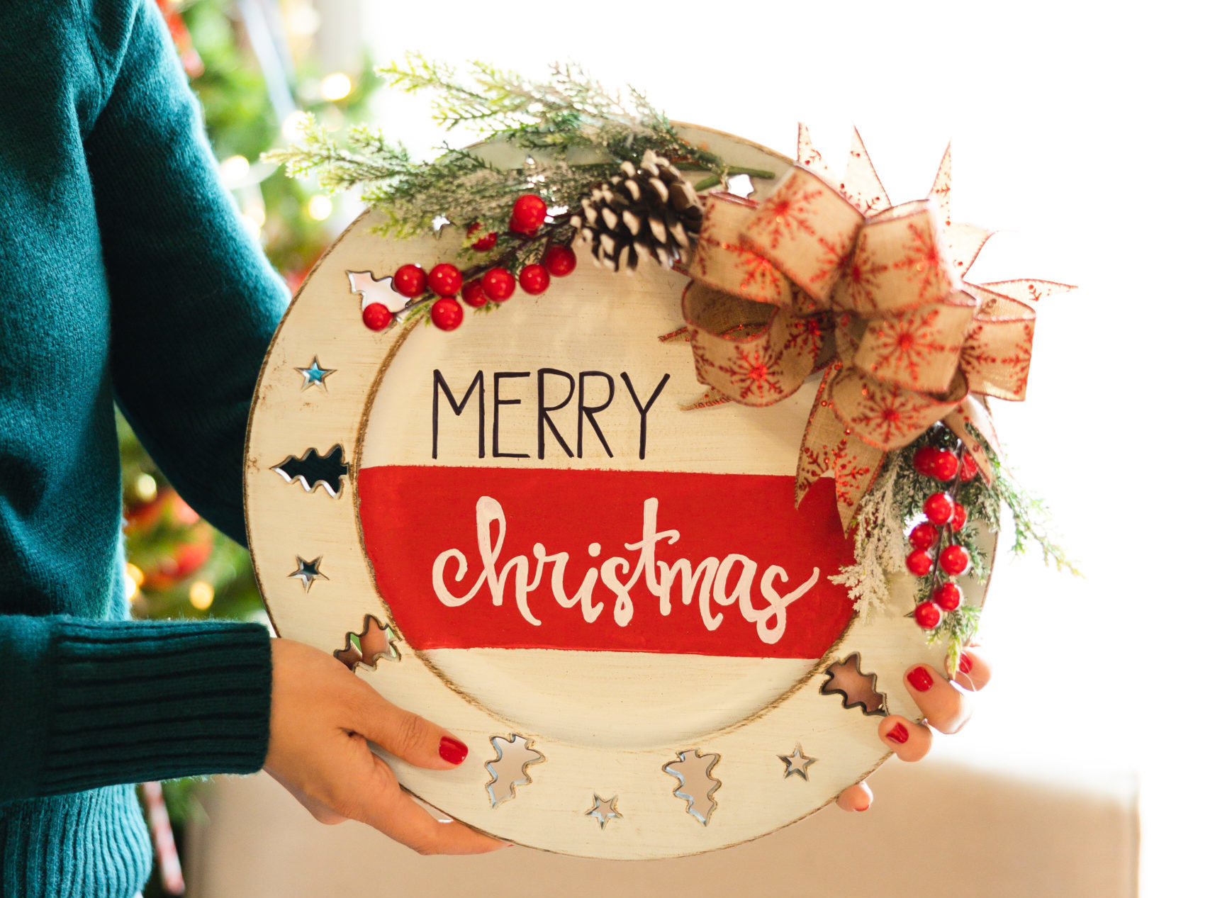 Round Christmas Sign Door Hanger Easy DIY Project - Six Clever Sisters