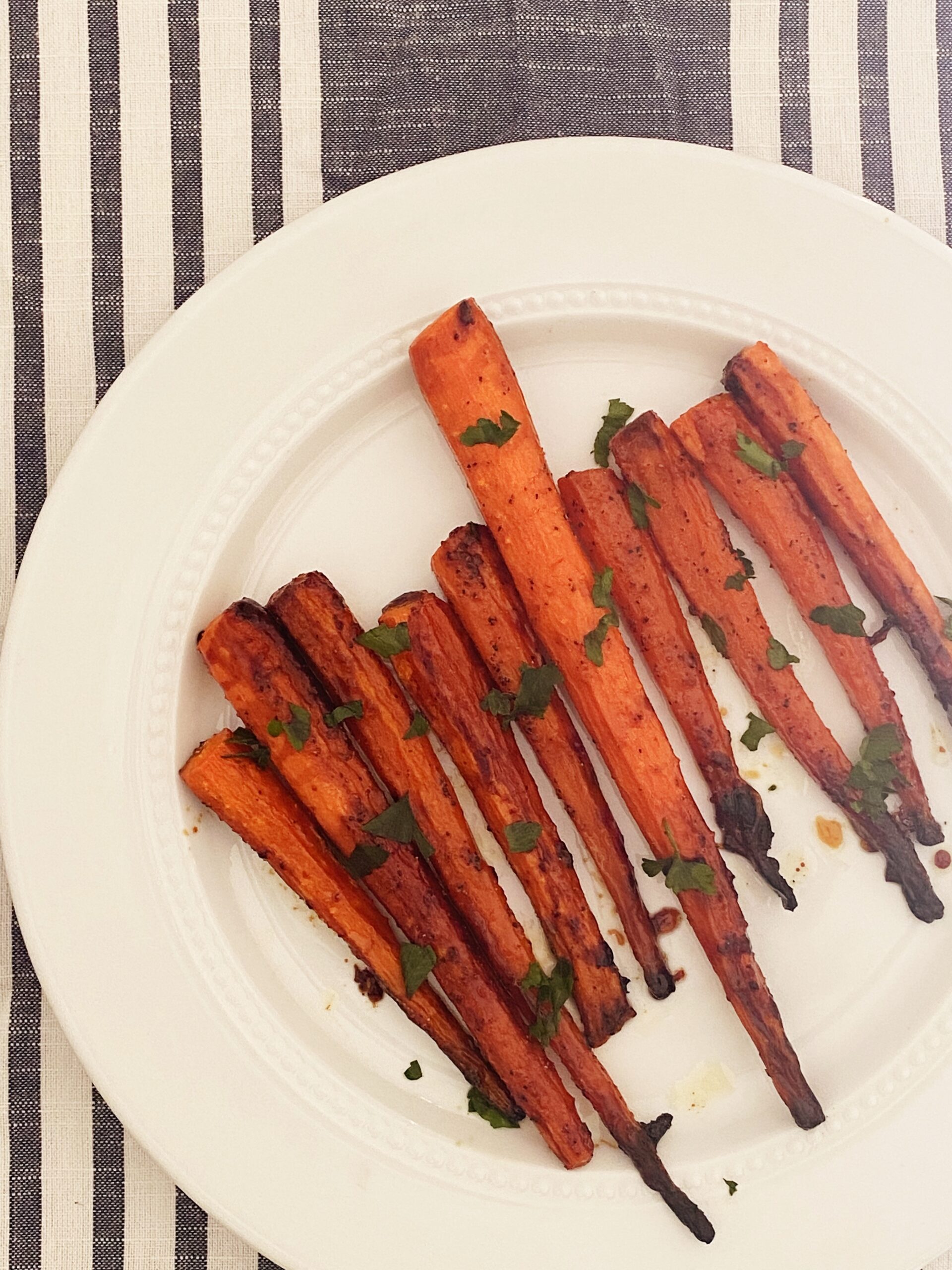 Baked Carrots | Baked Carrots Recipe | Honey Roasted Carrot | Honey Roasted Carrots Recipe | Best Honey Roasted Carrot Recipe | Veggie Side Dishes | Veggie Side Dish Ideas | Looking for a healthy side dish that is simple and easy to make and doesn't require a bunch of ingredients? These carrots are just that! Try these simple baked carrots today! #recipe #recipeoftheday #sidedish #easyrecipe #sides #veggie #vegan