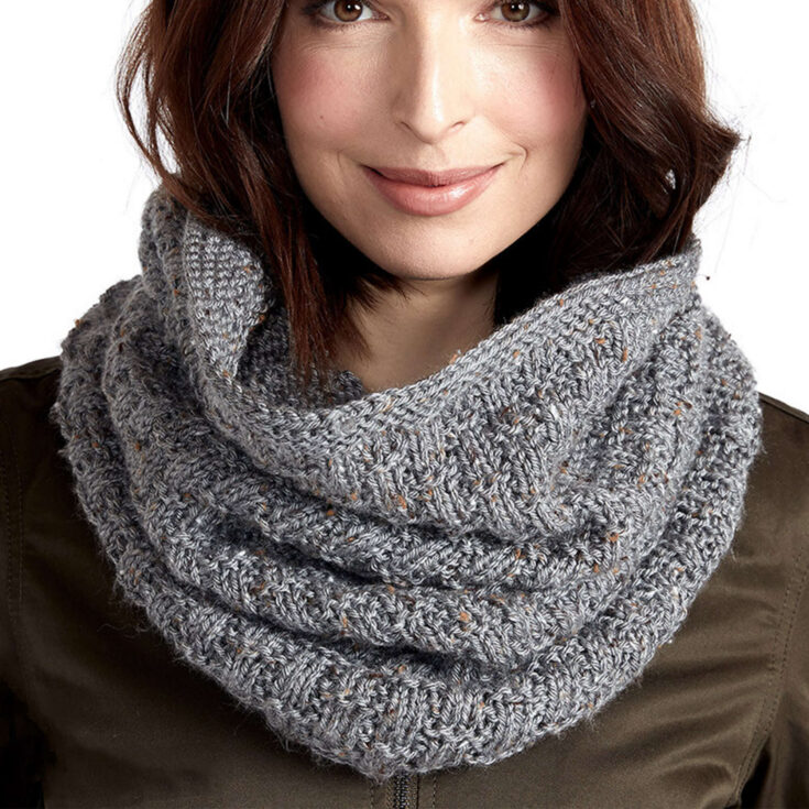 Cowls to Knit | Simple Cowls to Knit | Easy Cowls to Knit | How to Knit a Cowl With Straight Needles | How to Knit a Cowl With Circular Needles | Cowl Knit Free Pattern | Cowl Patterns to Knit | Cowl Knit Pattern | This compilation of cowls to knit are all free patterns. Find the style that best suits you and make this easy cowl in no time! #knit #knitting #pattern #project #yarn #create #diy #easycraft #inspiration