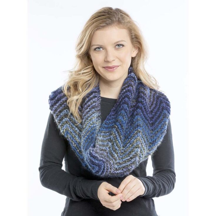 Cowls to Knit | Simple Cowls to Knit | Easy Cowls to Knit | How to Knit a Cowl With Straight Needles | How to Knit a Cowl With Circular Needles | Cowl Knit Free Pattern | Cowl Patterns to Knit | Cowl Knit Pattern | This compilation of cowls to knit are all free patterns. Find the style that best suits you and make this easy cowl in no time! #knit #knitting #pattern #project #yarn #create #diy #easycraft #inspiration