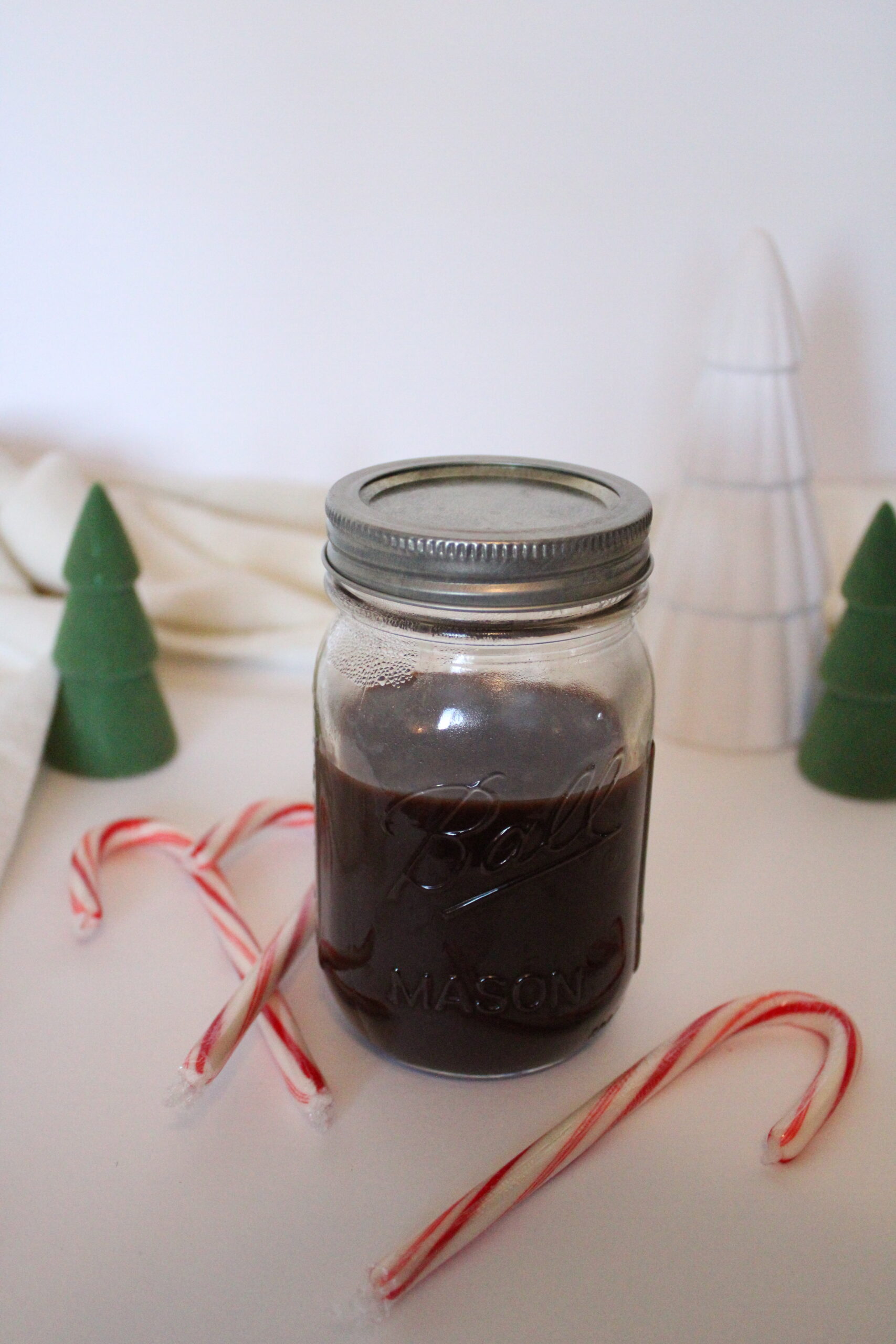 Peppermint Mocha | Copycat Starbucks | Starbucks Drink | Peppermint Latte | Starbucks Peppermint Latte | Mint Mocha Latte | Starbucks Recipe | Copycat Recipes | Make your own Peppermint Mocha Lattes at home this season with these easy syrup recipe at SixCleverSisters.com