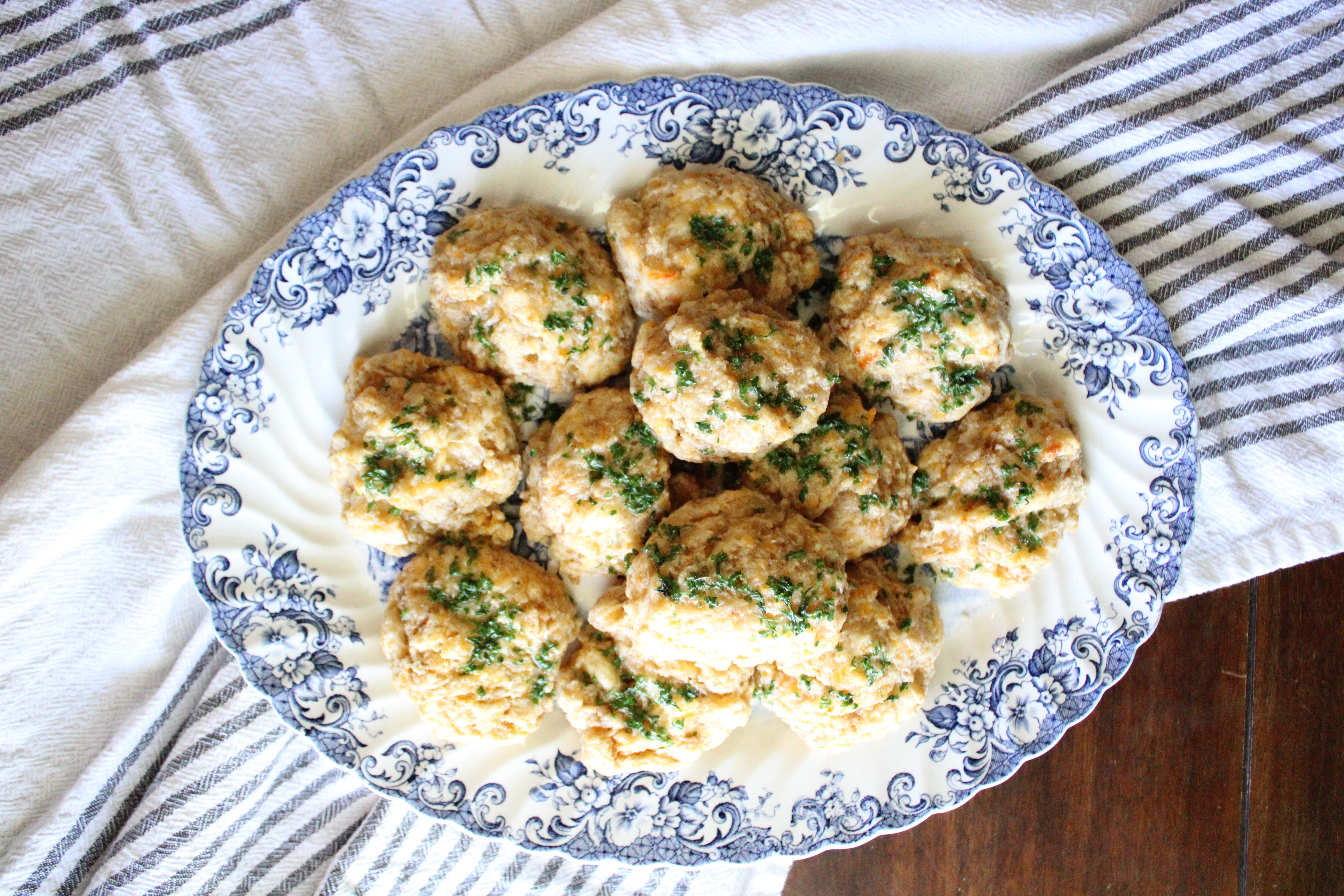 Cheddar Bay Biscuits | Red Lobster Biscuits | Red Lobster Copycat Recipe | Cheesy Biscuits | Copycat Red Lobster Biscuit Recipe | These cheddar bay biscuits are the best and super easy to make at home! You're sure to wow your guests with these, or just simply enjoy them for yourself during the busy week.