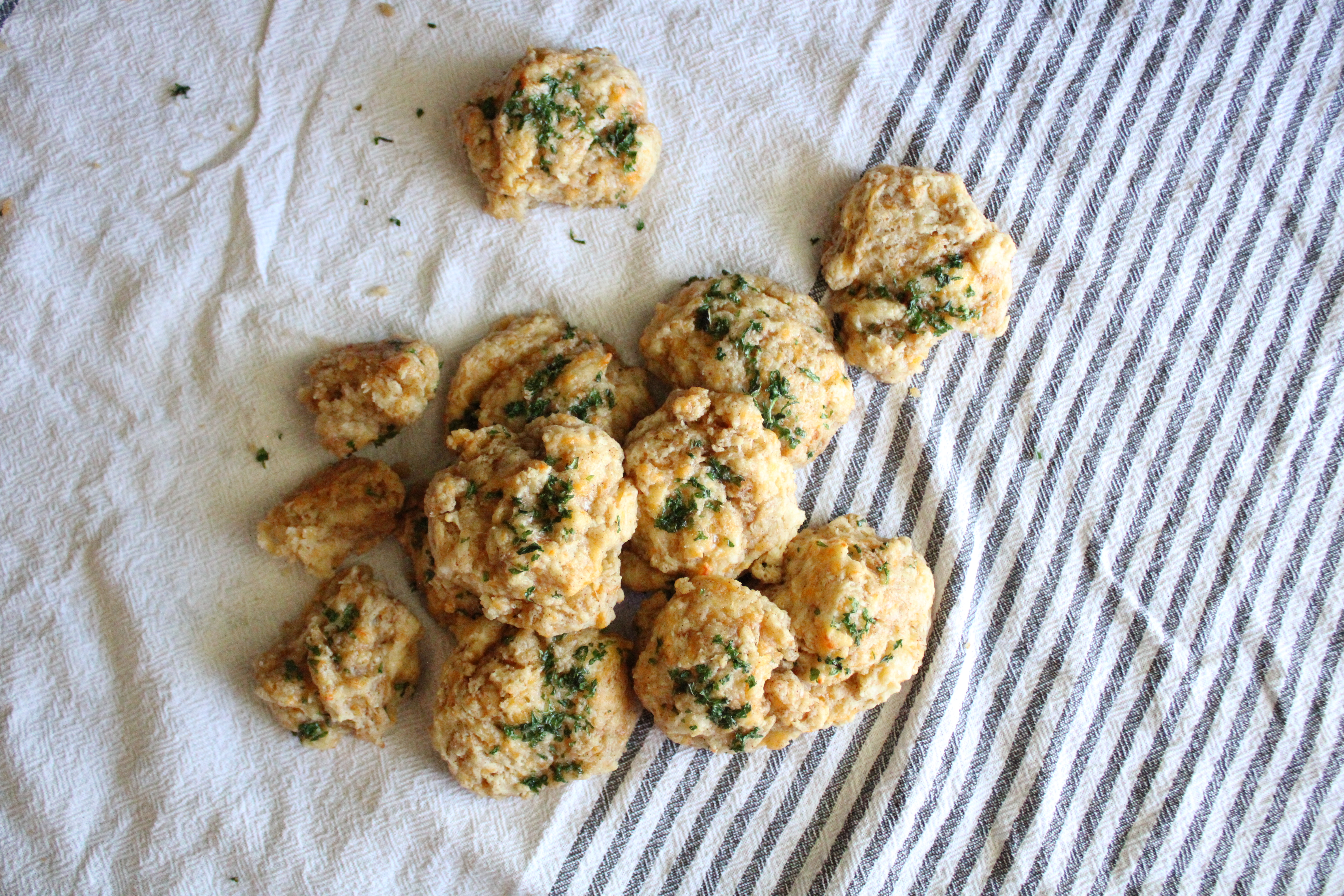Cheddar Bay Biscuits | Red Lobster Biscuits | Red Lobster Copycat Recipe | Cheesy Biscuits | Copycat Red Lobster Biscuit Recipe | These cheddar bay biscuits are the best and super easy to make at home! You're sure to wow your guests with these, or just simply enjoy them for yourself during the busy week.