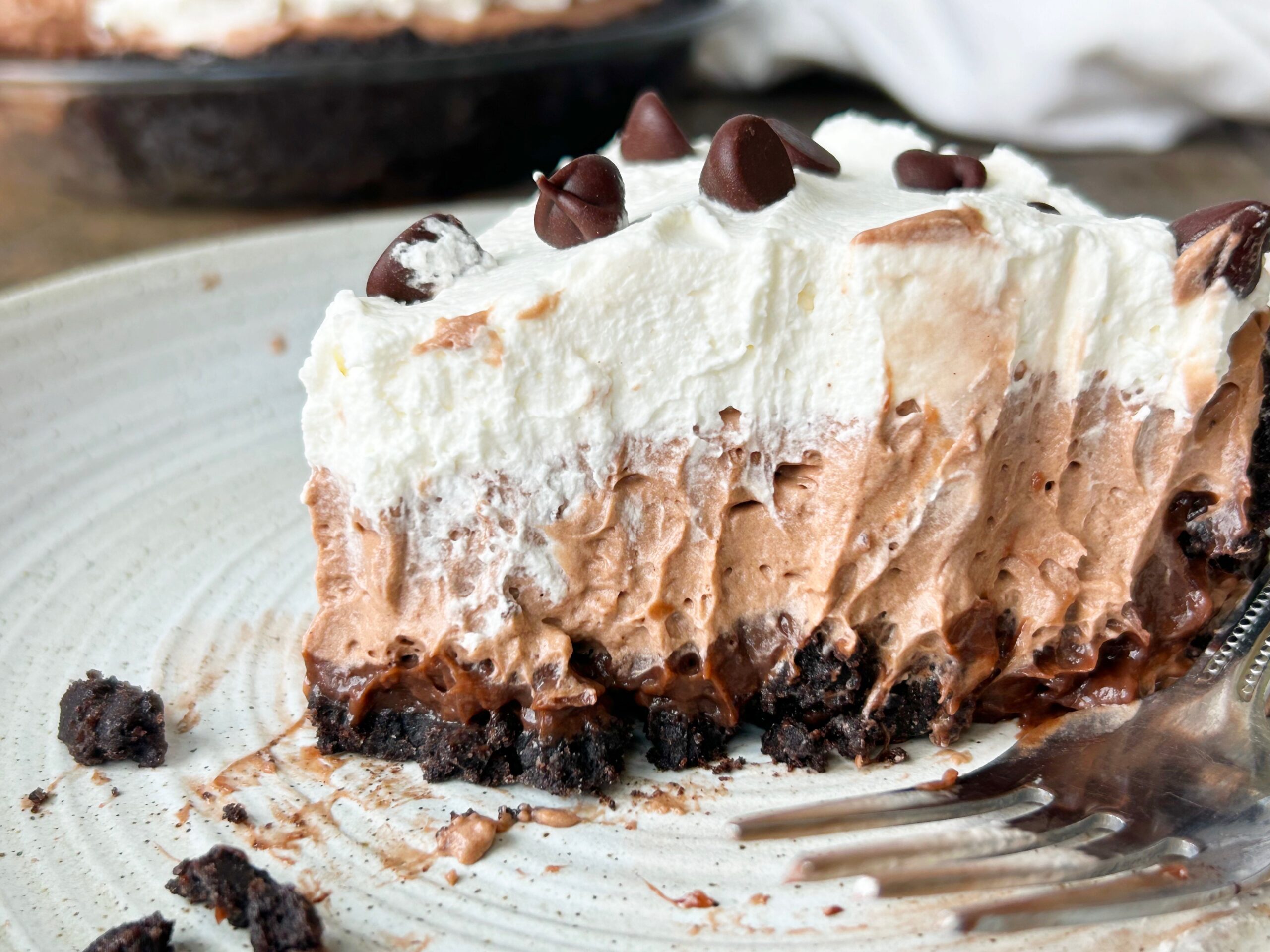 No-bake chocolate pie | summer dessert | No-bake chocolate pie recipe with pudding | No-bake cold summer dessert pie | No bake chocolate pie recipe at the Six Clever Sisters website!