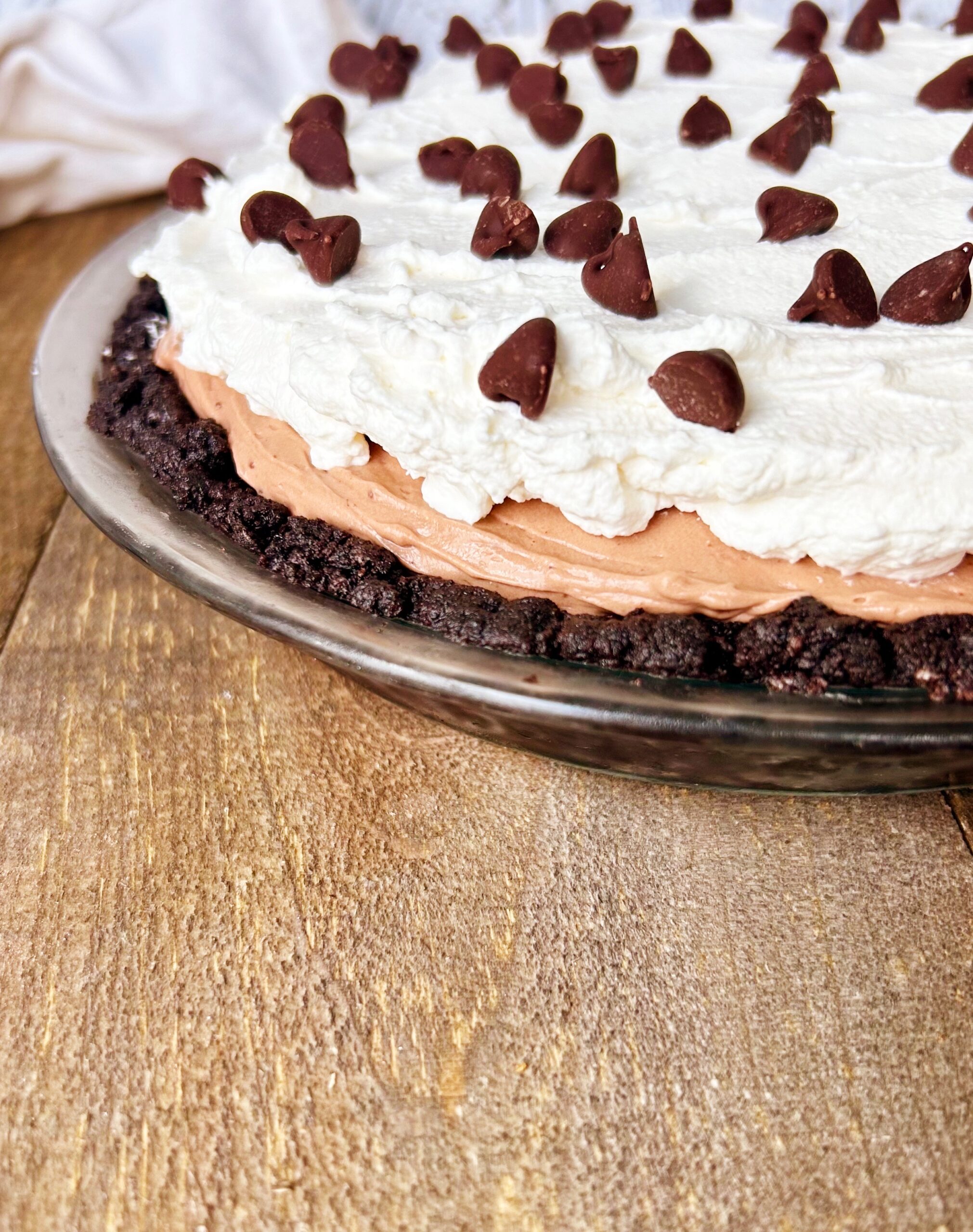 No-bake chocolate pie | summer dessert | No-bake chocolate pie recipe with pudding | No-bake cold summer dessert pie | No bake chocolate pie recipe at the Six Clever Sisters website!