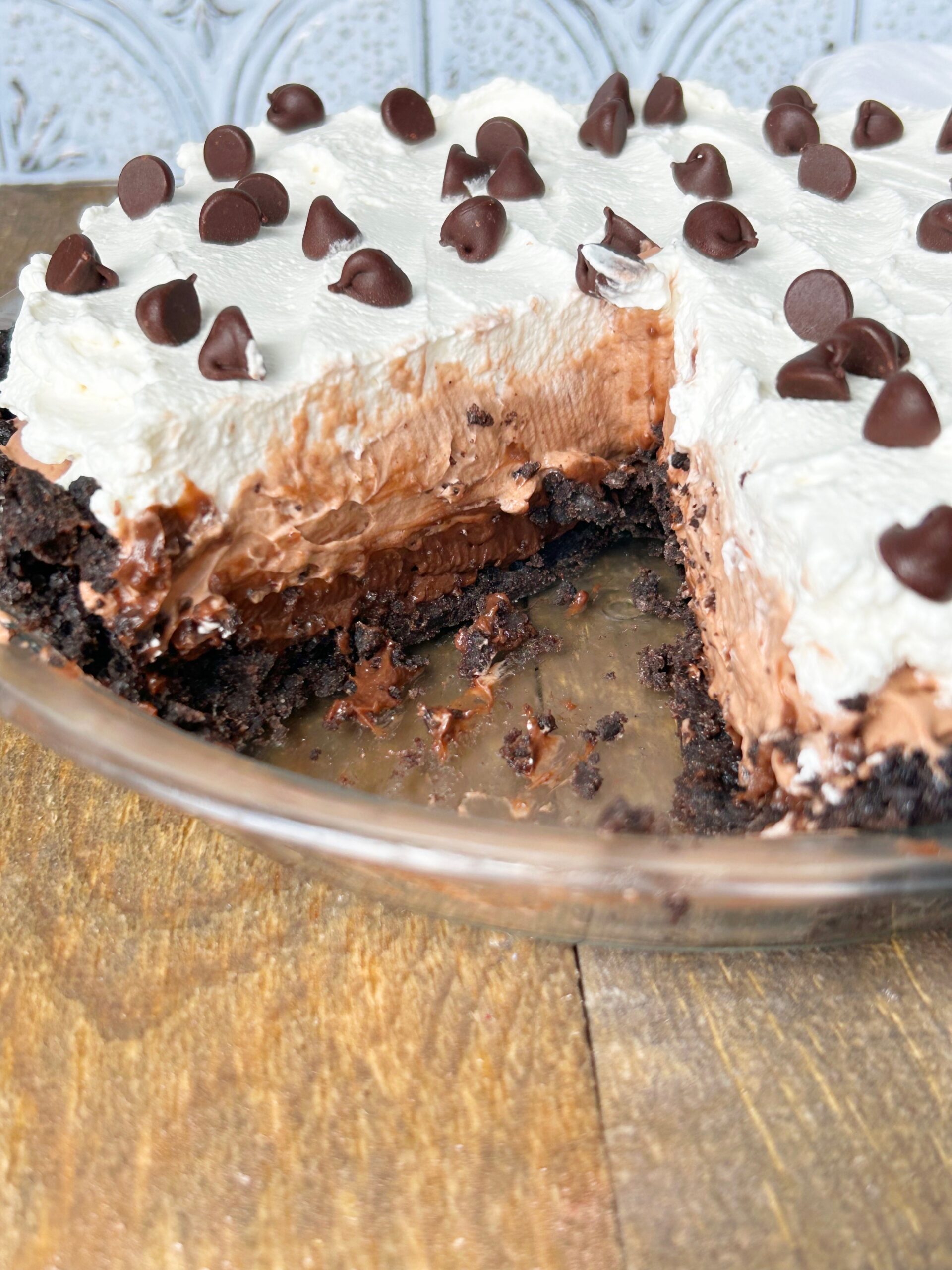 No-bake chocolate pie | summer dessert | No-bake chocolate pie recipe with pudding | No-bake cold summer dessert pie | No bake chocolate pie recipe at the Six Clever Sisters website!