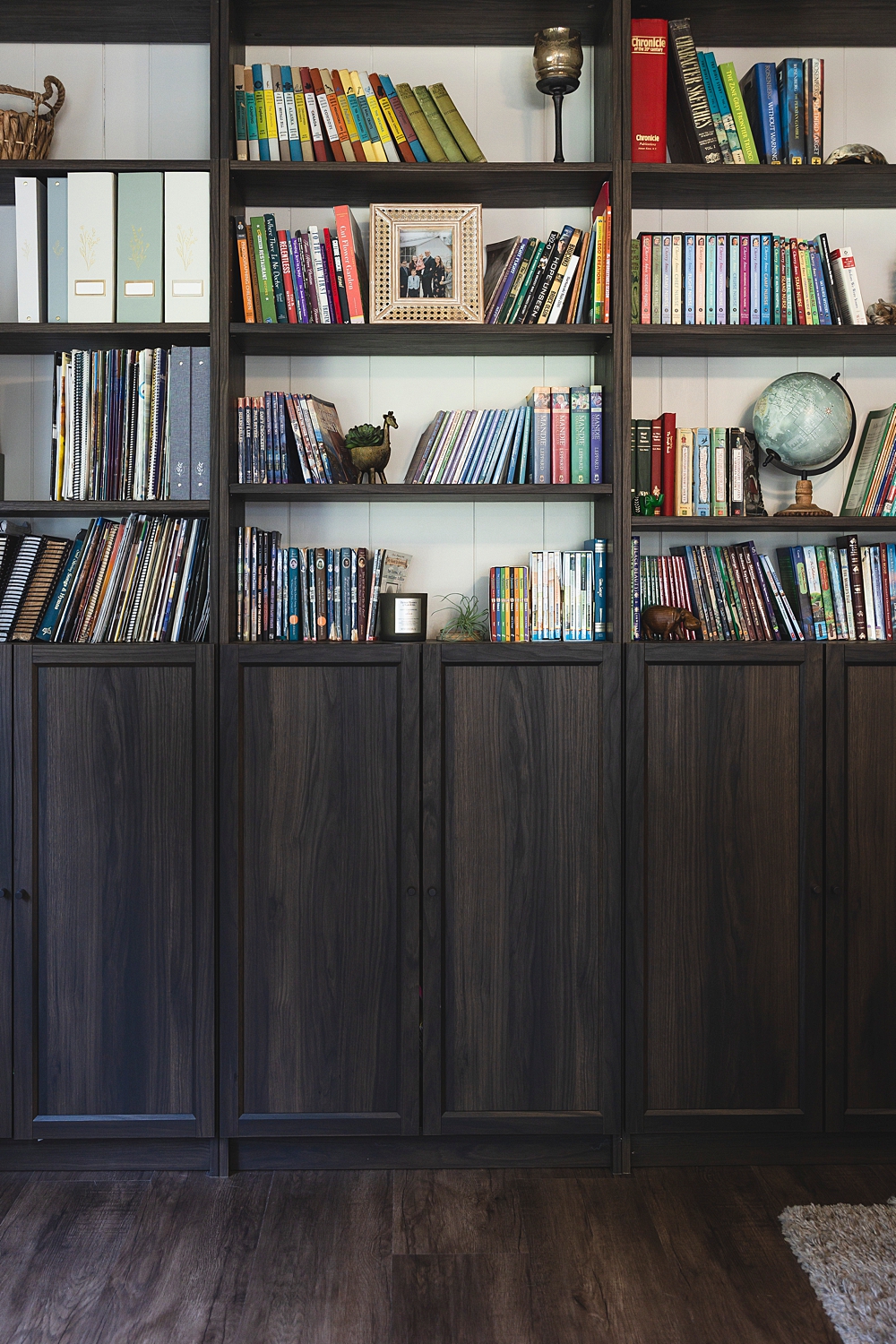 Billy Bookcase DIY Built-in library | IKEA Billy bookcase hack | IKEA built in hack | Billy bookcase living room | Billy bookcase built in | TIPS & HOW-TO make a beautiful built-in library wall with IKEA's Billy bookcases is on the Six Clever Sisters website!