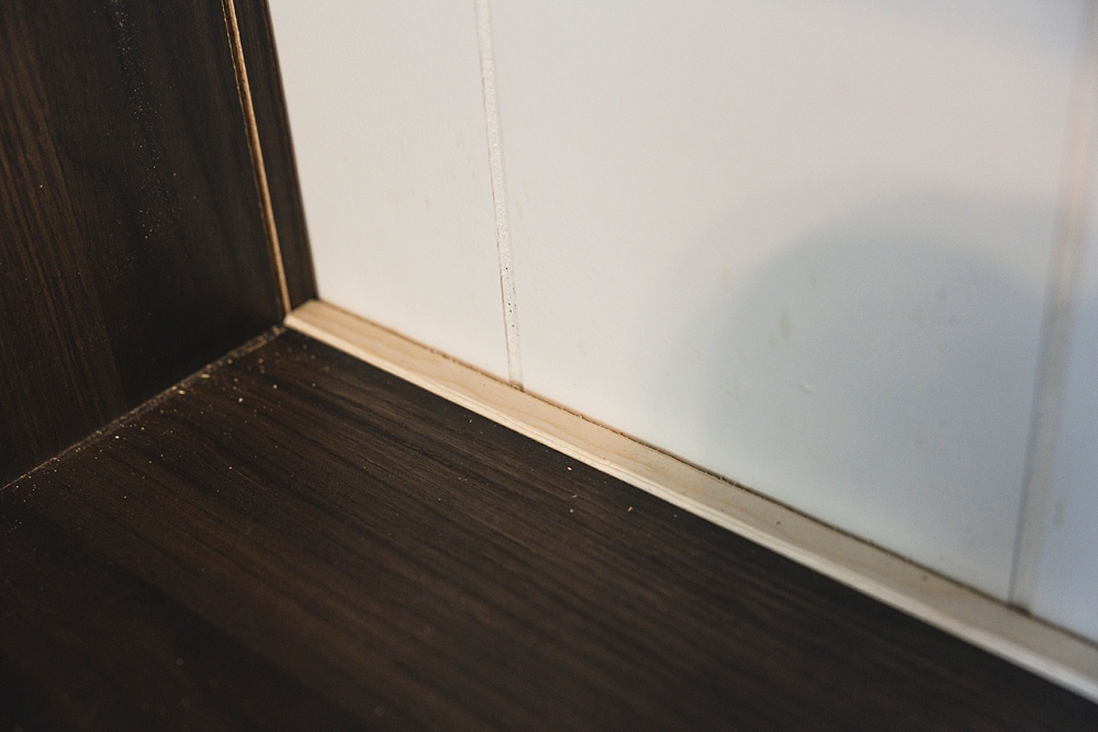 Billy Bookcase DIY Built-in library | IKEA Billy bookcase hack | IKEA built in hack | Billy bookcase living room | Billy bookcase built in | TIPS & HOW-TO make a beautiful built-in library wall with IKEA's Billy bookcases is on the Six Clever Sisters website!