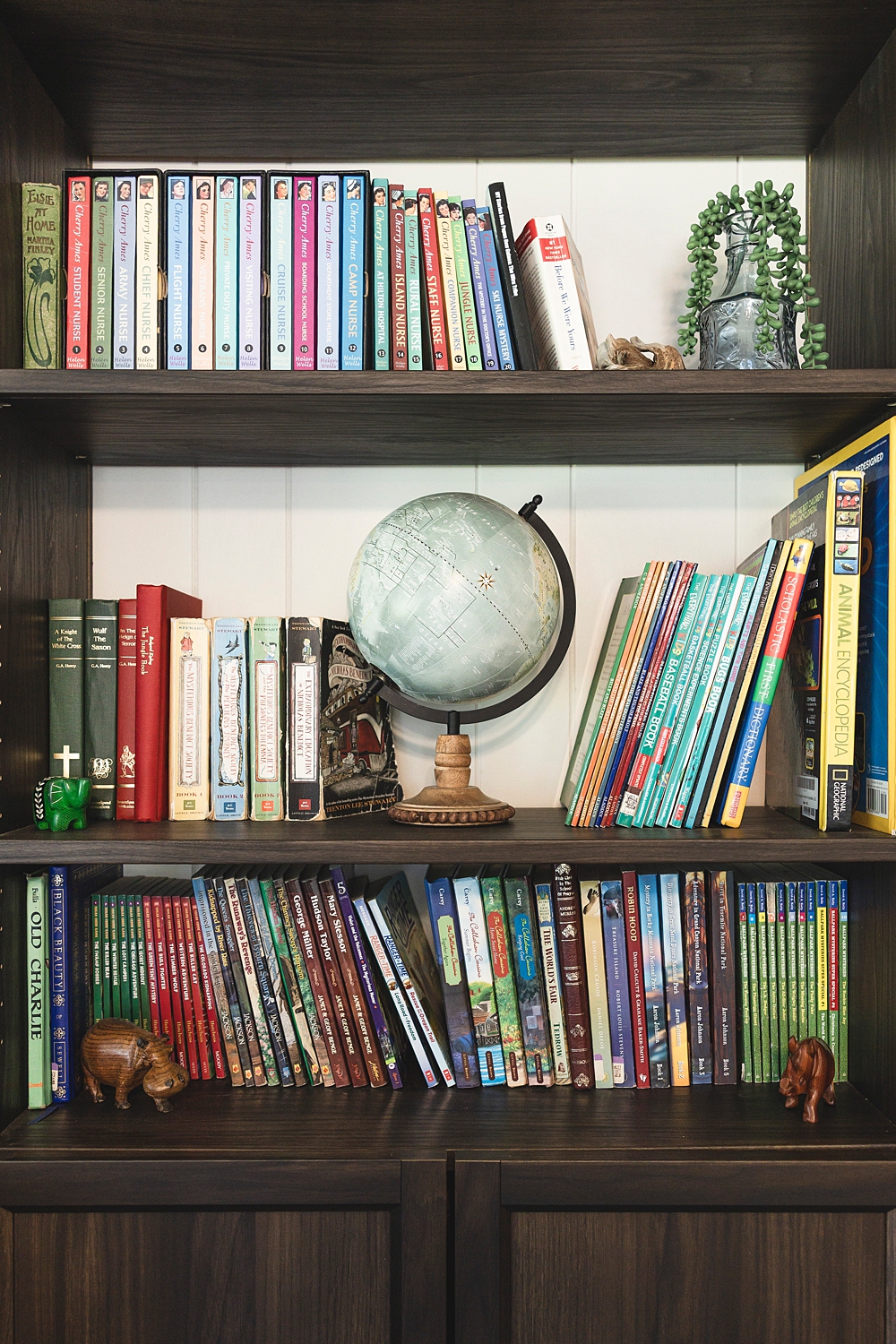 Billy Bookcase DIY Built-in library | IKEA Billy bookcase hack | IKEA built in hack | Billy bookcase living room | Billy bookcase built in | TIPS & HOW-TO make a beautiful built-in library wall with IKEA's Billy bookcases is on the Six Clever Sisters website!