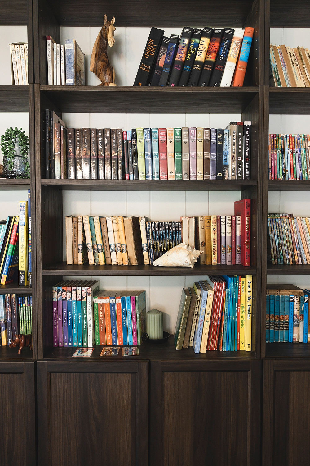 Billy Bookcase DIY Built-in library | IKEA Billy bookcase hack | IKEA built in hack | Billy bookcase living room | Billy bookcase built in | TIPS & HOW-TO make a beautiful built-in library wall with IKEA's Billy bookcases is on the Six Clever Sisters website!