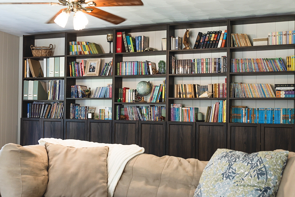 Billy Bookcase DIY Built-in library | IKEA Billy bookcase hack | IKEA built in hack | Billy bookcase living room | Billy bookcase built in | TIPS & HOW-TO make a beautiful built-in library wall with IKEA's Billy bookcases is on the Six Clever Sisters website!