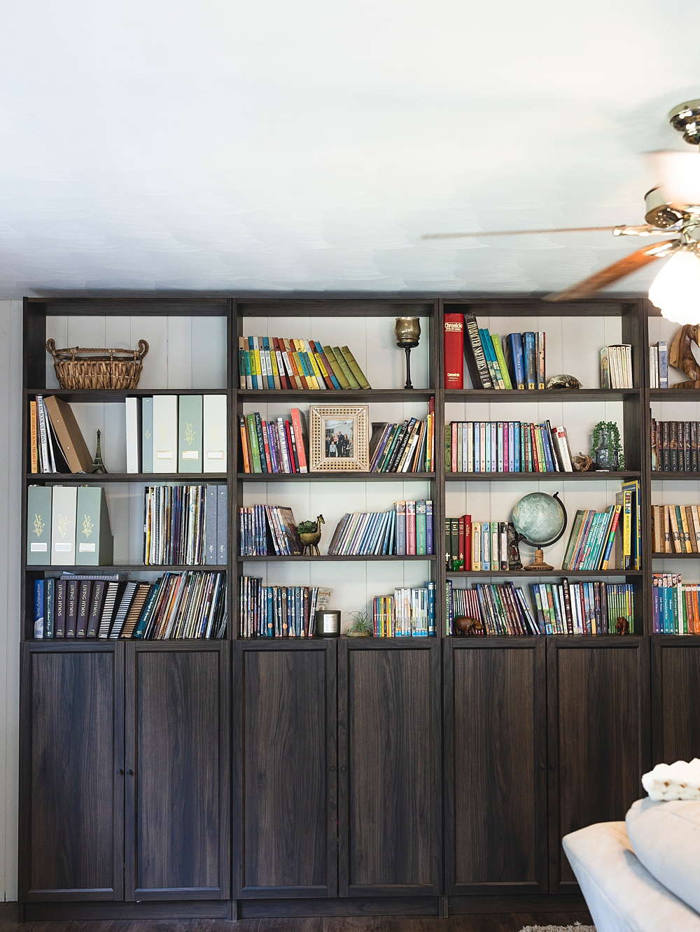Billy Bookcase DIY Built-in library | IKEA Billy bookcase hack | IKEA built in hack | Billy bookcase living room | Billy bookcase built in | TIPS & HOW-TO make a beautiful built-in library wall with IKEA's Billy bookcases is on the Six Clever Sisters website!