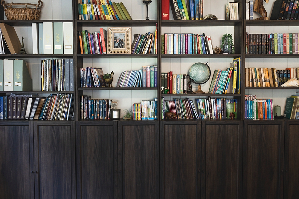 Billy Bookcase DIY Built-in library | IKEA Billy bookcase hack | IKEA built in hack | Billy bookcase living room | Billy bookcase built in | TIPS & HOW-TO make a beautiful built-in library wall with IKEA's Billy bookcases is on the Six Clever Sisters website!