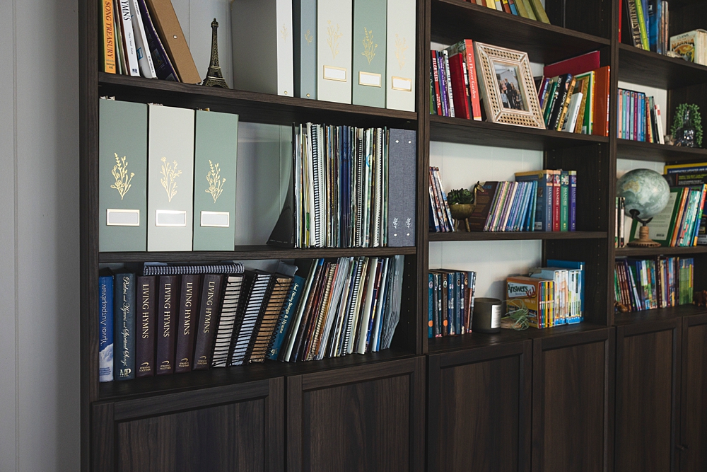 Billy Bookcase DIY Built-in library | IKEA Billy bookcase hack | IKEA built in hack | Billy bookcase living room | Billy bookcase built in | TIPS & HOW-TO make a beautiful built-in library wall with IKEA's Billy bookcases is on the Six Clever Sisters website!