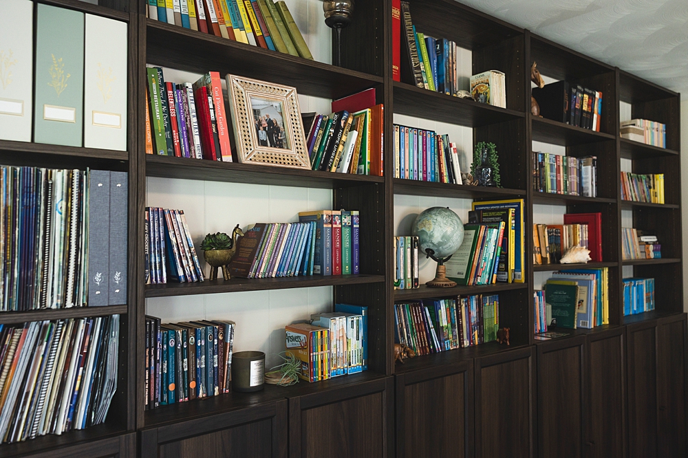 Billy Bookcase DIY Built-in library | IKEA Billy bookcase hack | IKEA built in hack | Billy bookcase living room | Billy bookcase built in | TIPS & HOW-TO make a beautiful built-in library wall with IKEA's Billy bookcases is on the Six Clever Sisters website!