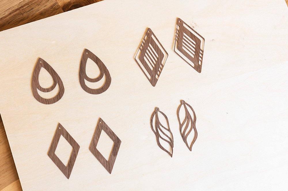 How to Make Wooden Earrings with Cricut Veneer, How to make wooden earrings at home, Easy Cricut Projects, Easy Cricut Gift Ideas