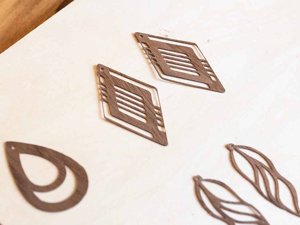 How to Make Wooden Earrings with Cricut Veneer, How to make wooden earrings at home, Easy Cricut Projects, Easy Cricut Gift Ideas