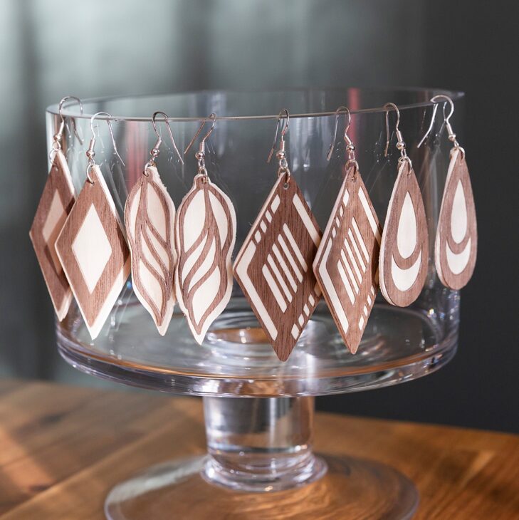 How to Make Wooden Earrings with Cricut Veneer, How to make wooden earrings at home, Easy Cricut Projects, Easy Cricut Gift Ideas